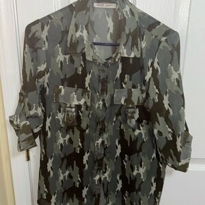 🦋Army print Blouse 5/25$
